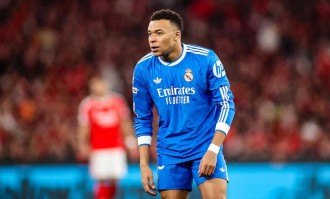 欧冠淘汰赛首回合：63岁穆帅红牌被罚，维尼修斯世界波助皇马先拔头筹