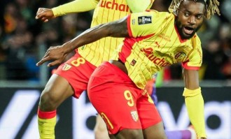 法甲神剧本！朗斯3-1逆转登顶，巴黎又得当追兵